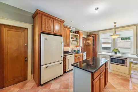Kitchen - 1973 Madison Ave, Mount Healthy, OH 45231 photo 4 of 5