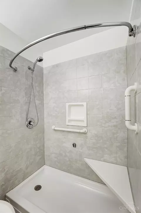 Bath - 10065 Pippin Rd, Cincinnati, OH 45231 photo 5 of 6