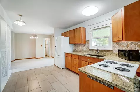 Kitchen - 10065 Pippin Rd, Cincinnati, OH 45231 photo 2 of 3