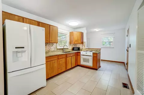 Kitchen - 10065 Pippin Rd, Cincinnati, OH 45231 photo 1 of 3