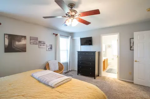 Bedroom - 880 Weeping Willow Ln, Hamilton Township, OH 45039 photo 7 of 9