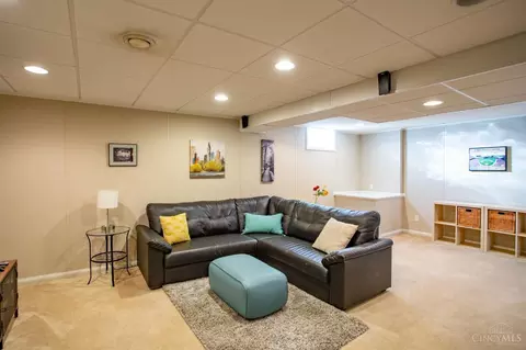 Living - 880 Weeping Willow Ln, Hamilton Township, OH 45039 photo 2 of 2