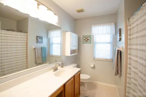 Bath - 880 Weeping Willow Ln, Hamilton Township, OH 45039 photo 3 of 4