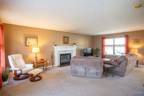 Living - 880 Weeping Willow Ln, Hamilton Township, OH 45039 photo 1 of 2