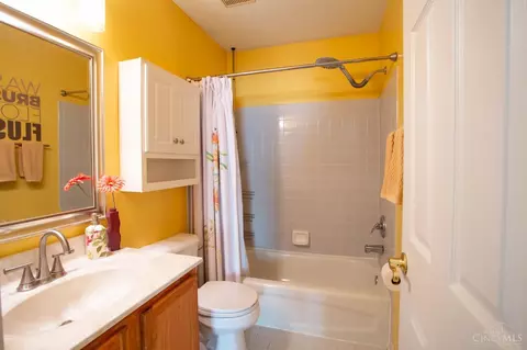Bath - 880 Weeping Willow Ln, Hamilton Township, OH 45039 photo 4 of 4