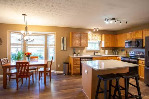 Kitchen - 880 Weeping Willow Ln, Hamilton Township, OH 45039 photo 2 of 2