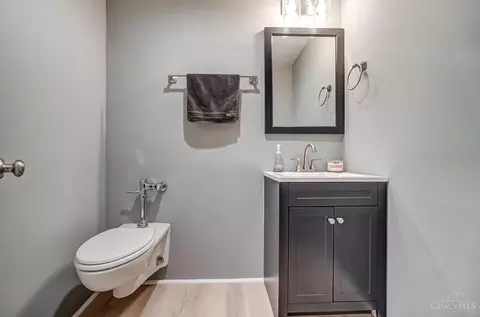 Bath - 5968 Wayside Ct, Cincinnati, OH 45230 photo 8 of 9