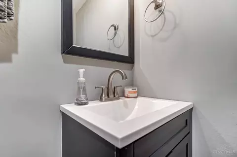 Bath - 5968 Wayside Ct, Cincinnati, OH 45230 photo 9 of 9