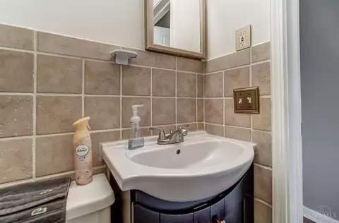 Bath - 5968 Wayside Ct, Cincinnati, OH 45230 photo 2 of 9