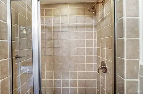 Bath - 5968 Wayside Ct, Cincinnati, OH 45230 photo 3 of 9