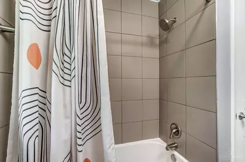 Bath - 5968 Wayside Ct, Cincinnati, OH 45230 photo 6 of 9