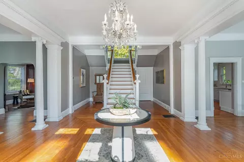 Entry Way - 952 Marion Ave, Cincinnati, OH 45229 photo 2 of 7