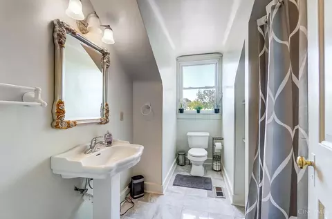 Bath - 952 Marion Ave, Cincinnati, OH 45229 photo 10 of 10