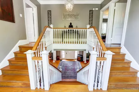 Entry Way - 952 Marion Ave, Cincinnati, OH 45229 photo 6 of 7