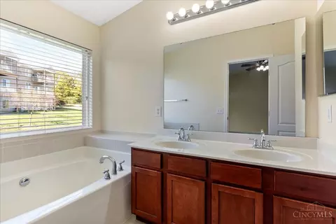 Bath - 2444 Elderberry Ct, Cincinnati, OH 45239 photo 3 of 5