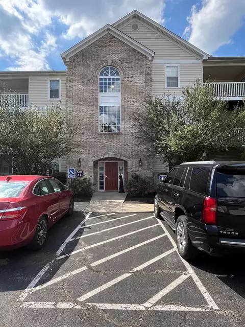 5473 Michelles Oak Ct #E, Cincinnati, OH 45248 photo 2