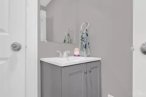 Bath - 209 Davis St, Lockland, OH 45215 photo 1 of 4
