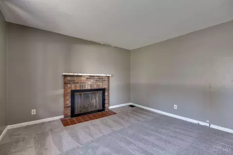 Living - 8238 Forest Rd, Cincinnati, OH 45255 photo 5 of 6