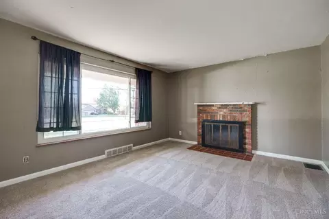 Living - 8238 Forest Rd, Cincinnati, OH 45255 photo 3 of 6