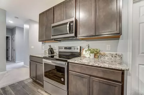 Kitchen - 1032 Misty Stream Dr, Cincinnati, OH 45231 photo 5 of 7