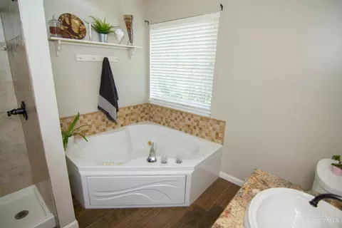 Bath - 96 Fawn Dr, Harrison, OH 45030 photo 2 of 4
