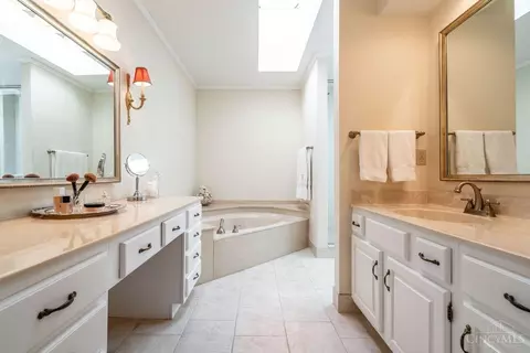 Bath - 448 Bishopsbridge Dr, Cincinnati, OH 45255 photo 2 of 4