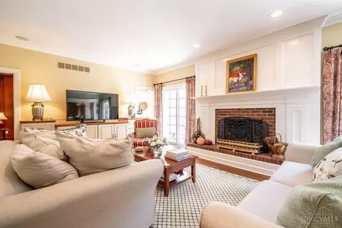 Living - 448 Bishopsbridge Dr, Cincinnati, OH 45255 photo 3 of 4