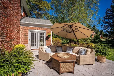 Exterior - 448 Bishopsbridge Dr, Cincinnati, OH 45255 photo 5 of 8