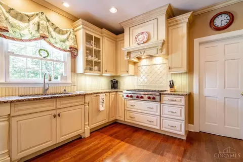 Kitchen - 448 Bishopsbridge Dr, Cincinnati, OH 45255 photo 5 of 6