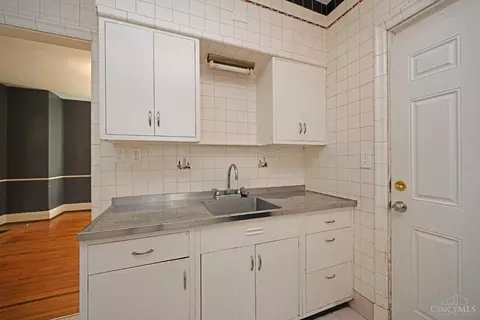 Kitchen - 4922 Ralph Ave, Cincinnati, OH 45238 photo 4 of 4