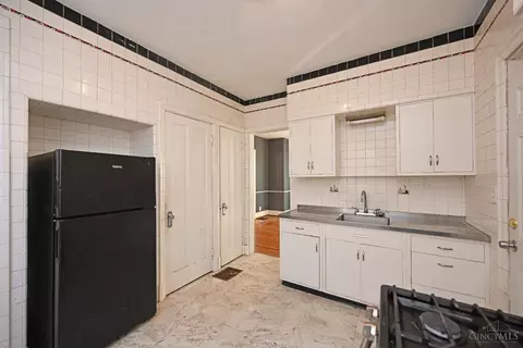 Kitchen - 4922 Ralph Ave, Cincinnati, OH 45238 photo 2 of 4