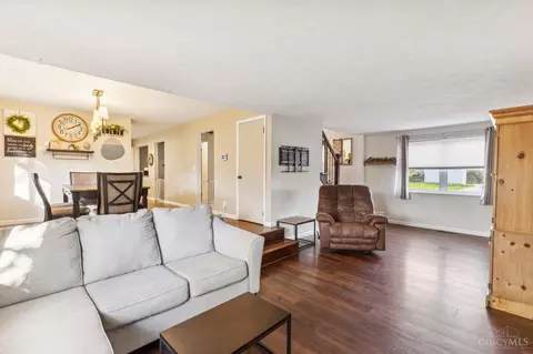 Living - 4306 Eaglepoint Ct, Cincinnati, OH 45238 photo 4 of 4