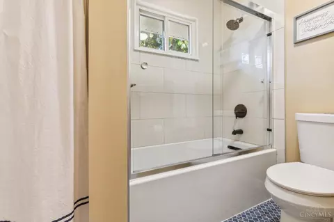 Bath - 4306 Eaglepoint Ct, Cincinnati, OH 45238 photo 3 of 4