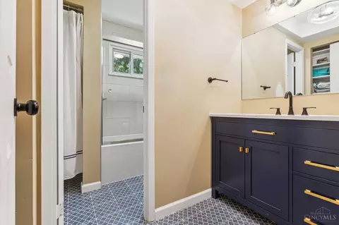 Bath - 4306 Eaglepoint Ct, Cincinnati, OH 45238 photo 2 of 4
