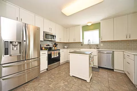 Kitchen - 5 Andover Dr, Springboro, OH 45066 photo 2 of 5