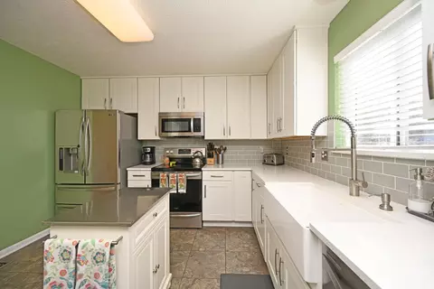 Kitchen - 5 Andover Dr, Springboro, OH 45066 photo 4 of 5