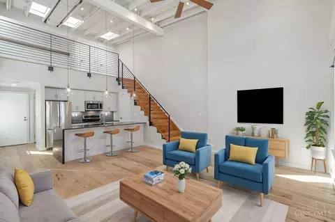 Living - 1233 Walnut St, Cincinnati, OH 45202 photo 1 of 5