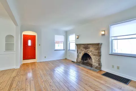 Living - 6842 Roe St, Cincinnati, OH 45227 photo 3 of 6