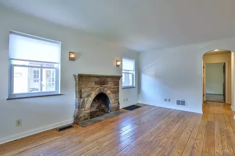 Living - 6842 Roe St, Cincinnati, OH 45227 photo 2 of 6