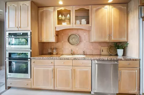 Kitchen - 79 Old Kellogg Rd, Cincinnati, OH 45255 photo 3 of 6