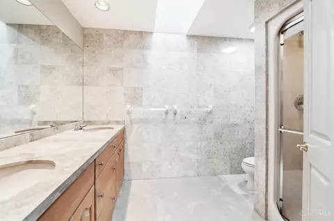Bath - 79 Old Kellogg Rd, Cincinnati, OH 45255 photo 7 of 8