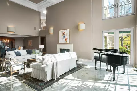 Living - 79 Old Kellogg Rd, Cincinnati, OH 45255 photo 2 of 8
