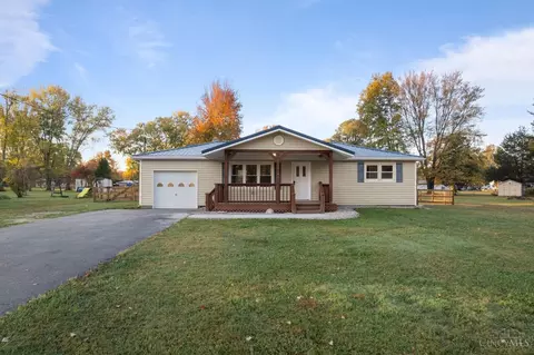 208 Holly Ln, Bethel, OH 45106
