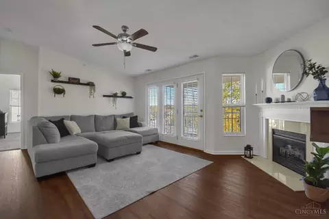 Living - 5461 Michelles Oak Ct #L, Cincinnati, OH 45248 photo 1 of 2