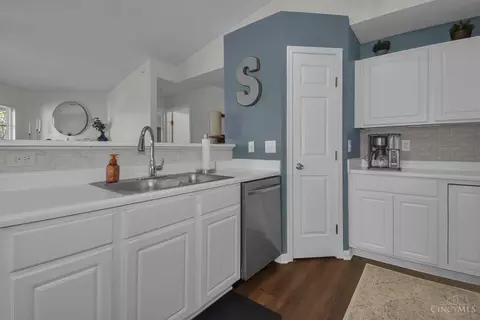 Kitchen - 5461 Michelles Oak Ct #L, Cincinnati, OH 45248 photo 3 of 3