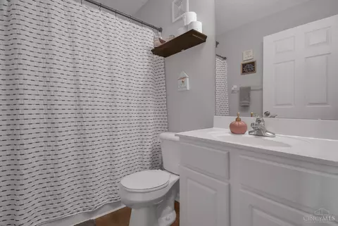 Bath - 5461 Michelles Oak Ct #L, Cincinnati, OH 45248 photo 3 of 3