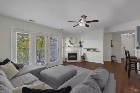 Living - 5461 Michelles Oak Ct #L, Cincinnati, OH 45248 photo 2 of 2
