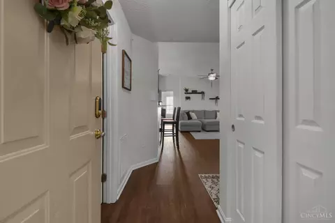 Entry Way - 5461 Michelles Oak Ct #L, Cincinnati, OH 45248 photo 2 of 2
