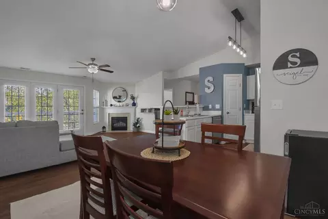Dining - 5461 Michelles Oak Ct #L, Cincinnati, OH 45248 photo 3 of 4