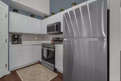 Kitchen - 5461 Michelles Oak Ct #L, Cincinnati, OH 45248 photo 2 of 3